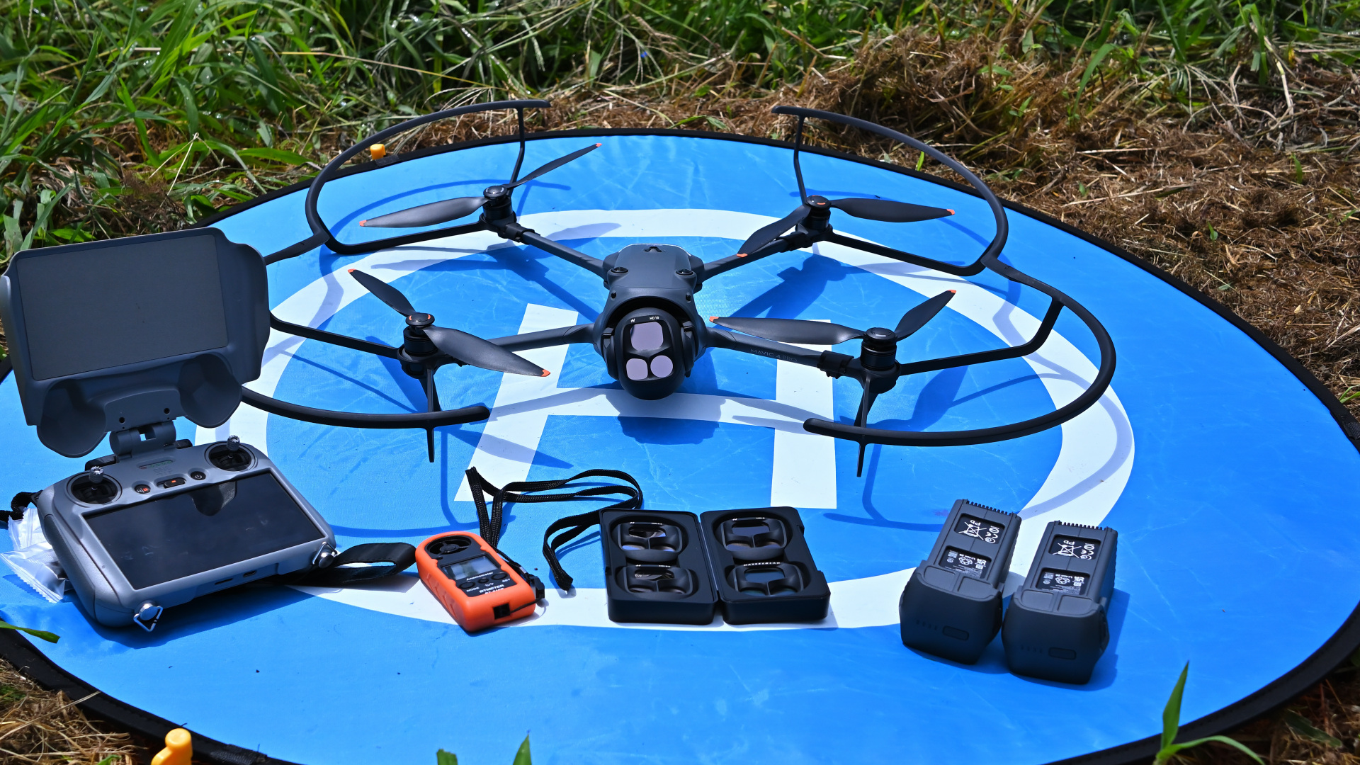 DJI Mavic 4 Proと送信機、予備バッテリー